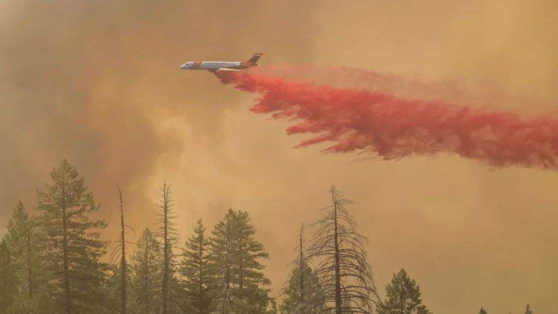 Un avión lanza retardante de fuego sobre el incendio Park el domingo cerca de Forest Ranch, California.