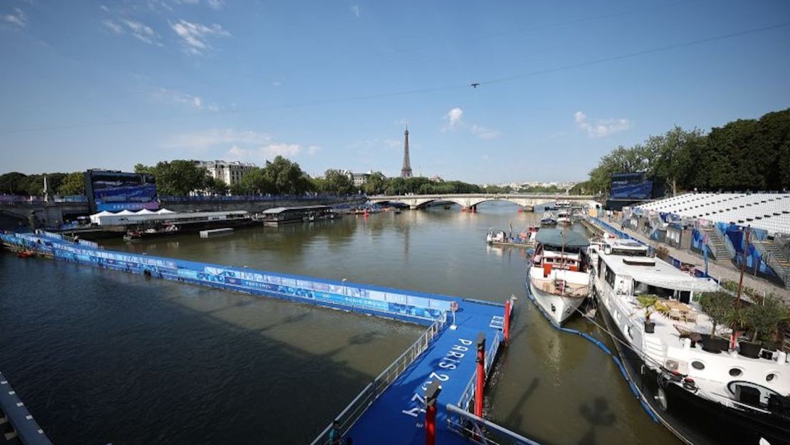 Vista del Sena con las tribunas y la Torre Eiffel al fondo en París el 29 de julio de 2024.