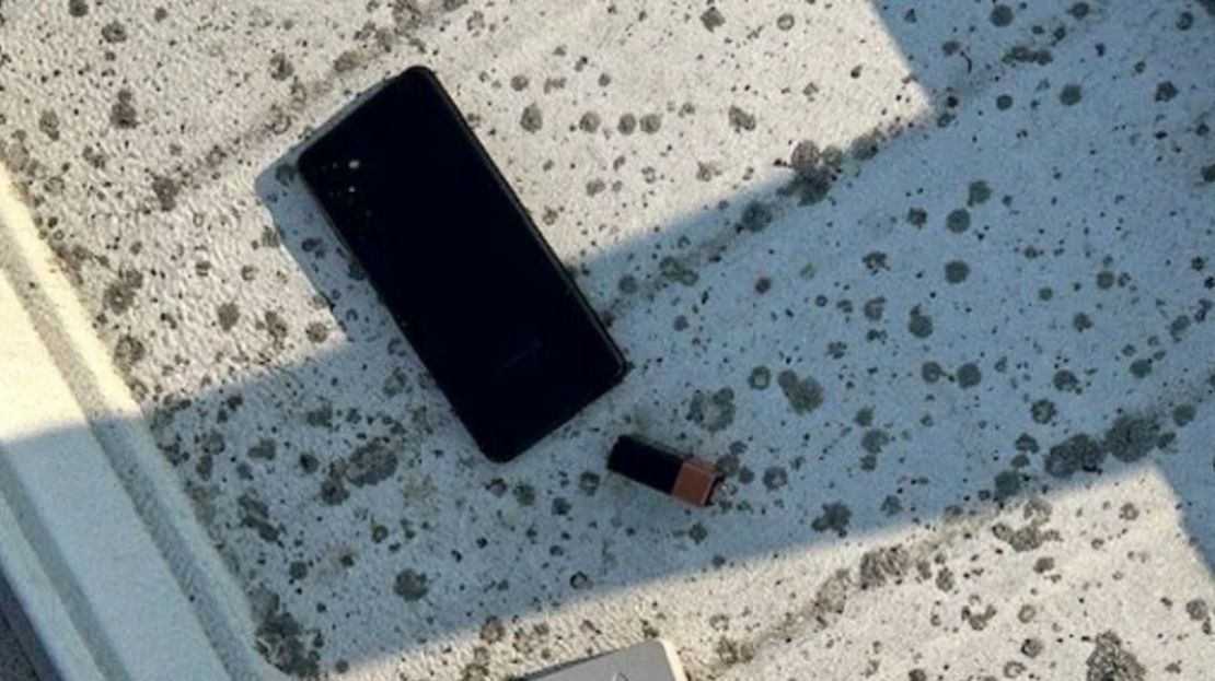 Un teléfono y otros dispositivos fueron encontrados en el techo del edificio donde se encontraba el atacante.