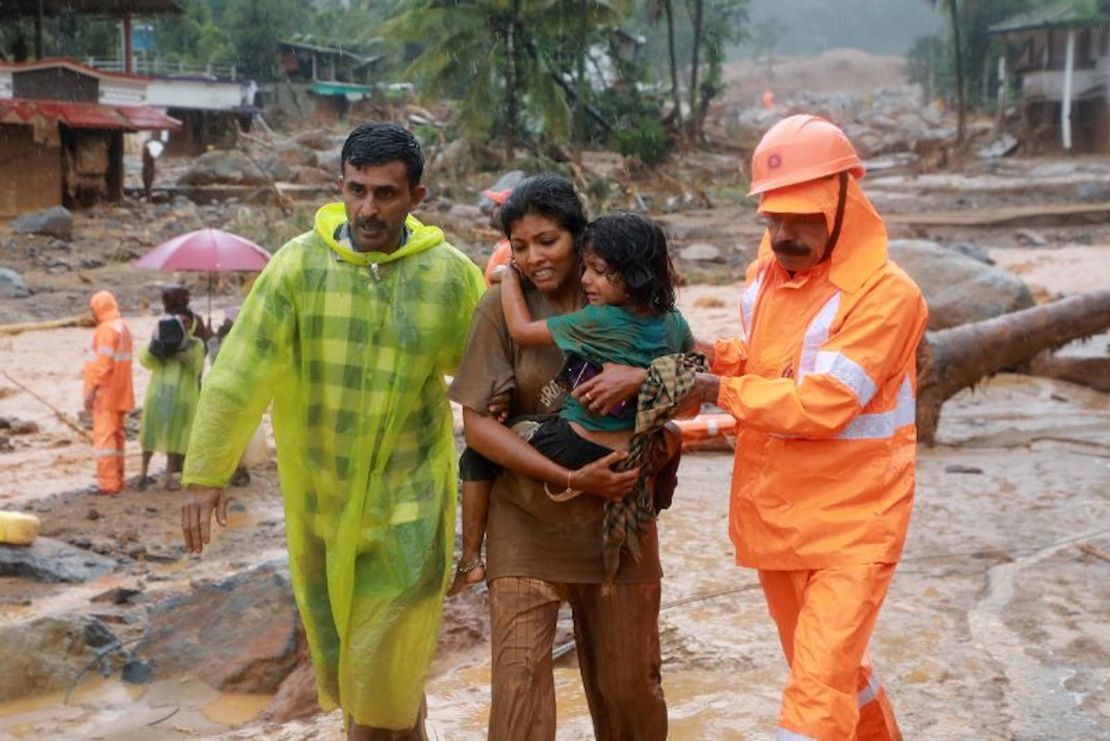 Rescatistas ayudan a los residentes a trasladarse a un lugar más seguro después de que múltiples deslizamientos de tierra golpearan Wayanad, en el estado sureño de Kerala, India, el 30 de julio de 2024.