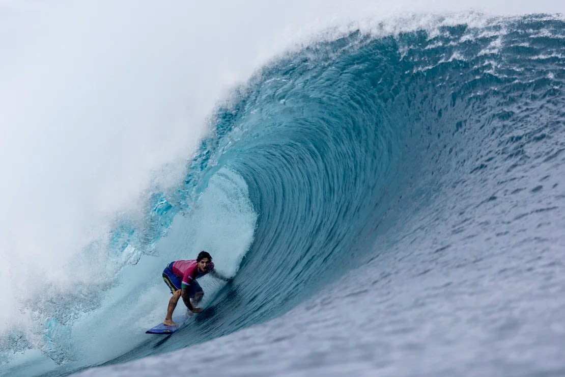 Medina venció a Kanoa Igarashi para meterse entre los ocho finalistas de la competición de surf masculino.