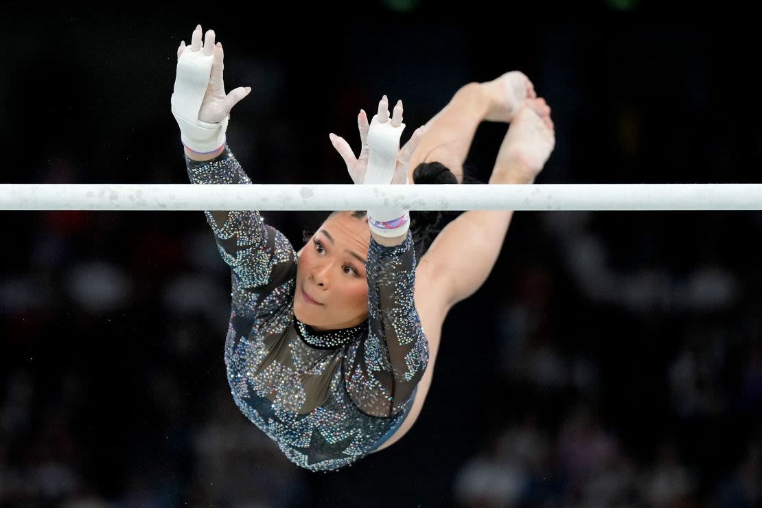 Lee compite en las barras asimétricas durante una ronda clasificatoria de gimnasia el 28 de julio.