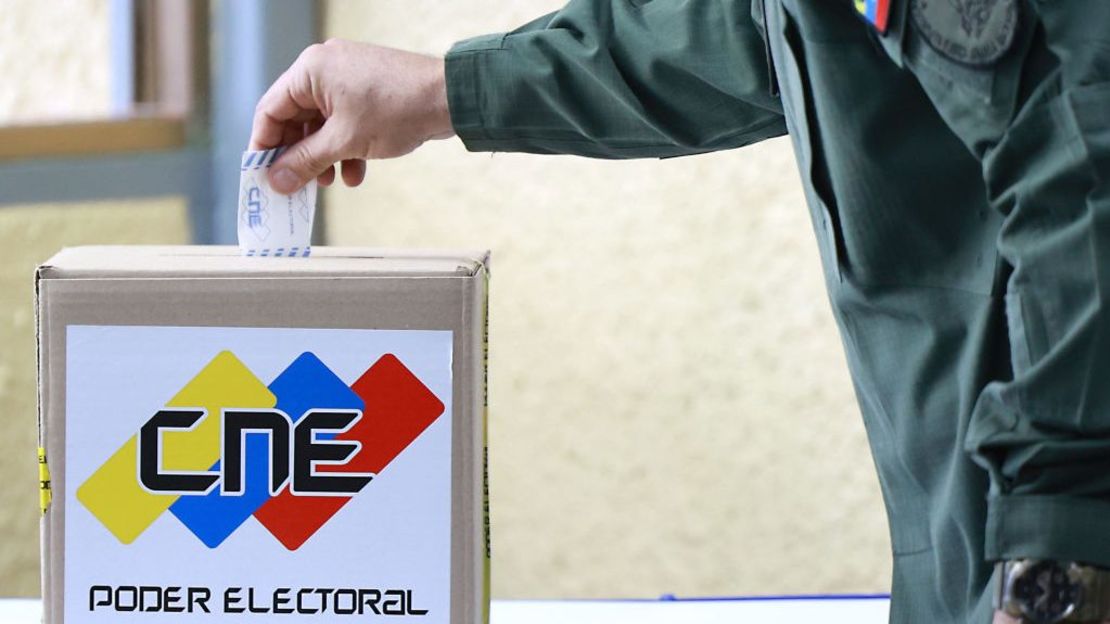 CNNE 1729872 - venezuelans go to polls in controversial presidential elections