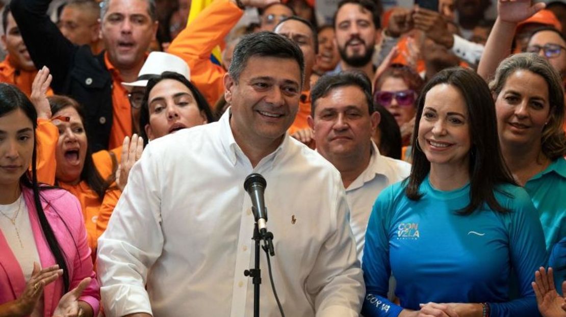 Los dirigentes opositores venezolanos Freddy Superlano y María Corina Machado durante una rueda de prensa en Caracas el 13 de octubre de 2023.