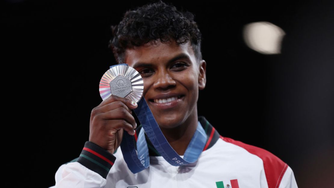 La medallista de plata Prisca Awiti Alcaraz, de México, celebra durante la ceremonia de medallas del judo femenino -63 kg en el cuarto día de los Juegos Olímpicos de París 2024, en la Champs-de-Mars Arena, el 30 de julio de 2024 en París, Francia.