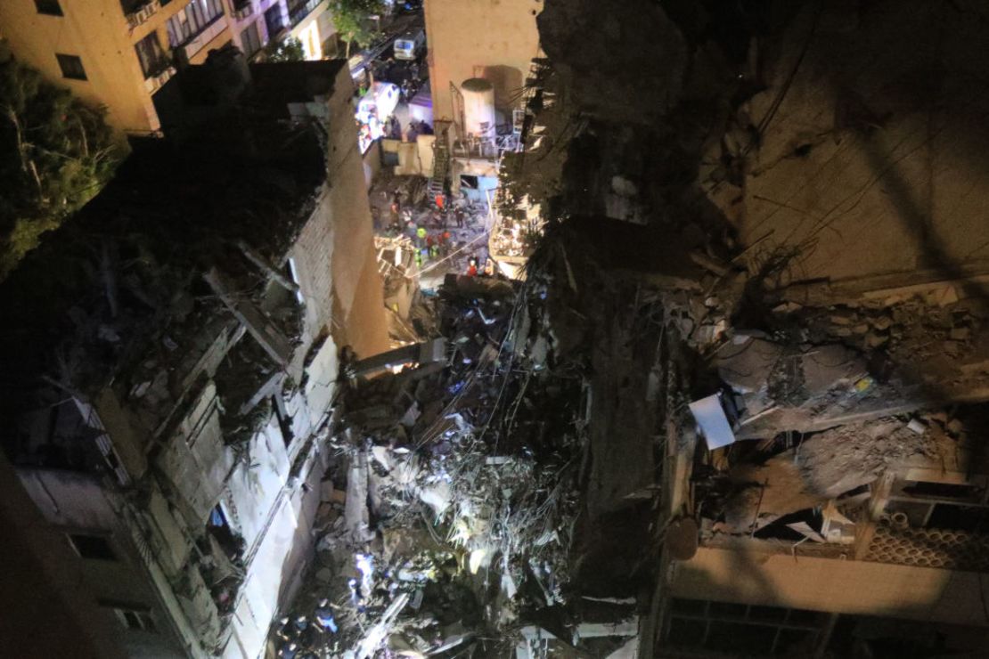 Una fotografía tomada el 30 de julio de 2024 muestra los pisos superiores destruidos de un edificio tras un ataque militar israelí en un suburbio del sur de Beirut. Crédito: /AFP vía Getty Images