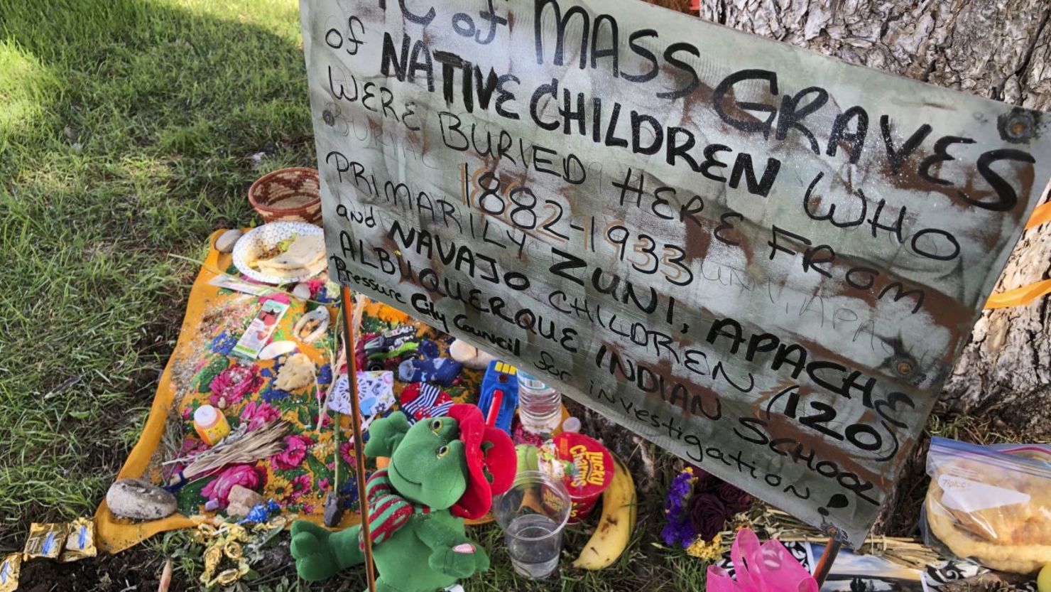 Un homenaje improvisado a las docenas de niños indígenas que murieron mientras asistían a internados se muestra bajo un árbol en un parque público en Albuquerque, Nuevo México, el 1 de julio de 2021. Crédito: Susan Montoya Bryan/AP/Archivo