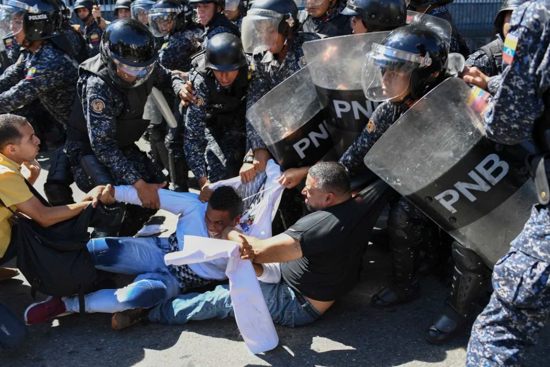 Partidarios del líder opositor venezolano Juan Guaidó se enfrentan con miembros de la Policía Nacional Bolivariana durante una protesta contra el Gobierno del presidente Nicolás Maduro en Caracas el 18 de noviembre de 2019.