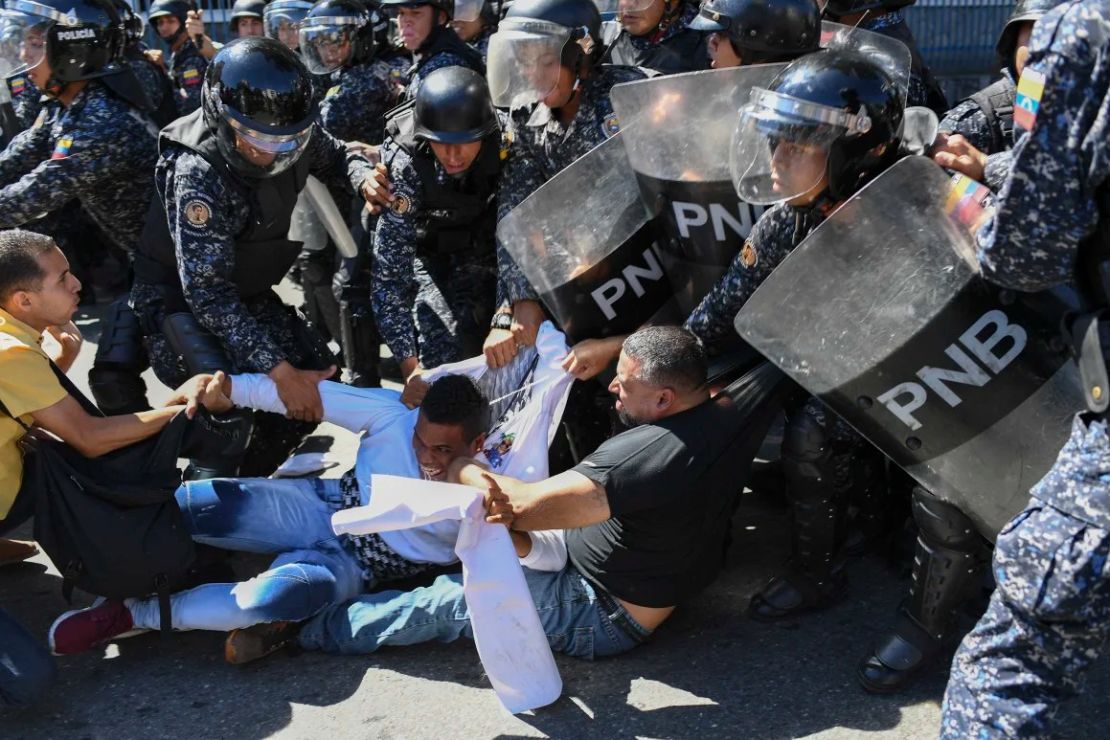 Partidarios del líder opositor venezolano Juan Guaidó se enfrentan con de la Policía Nacional Bolivariana durante una protesta contra el Gobierno del presidente Nicolás Maduro en Caracas el 18 de noviembre de 2019.