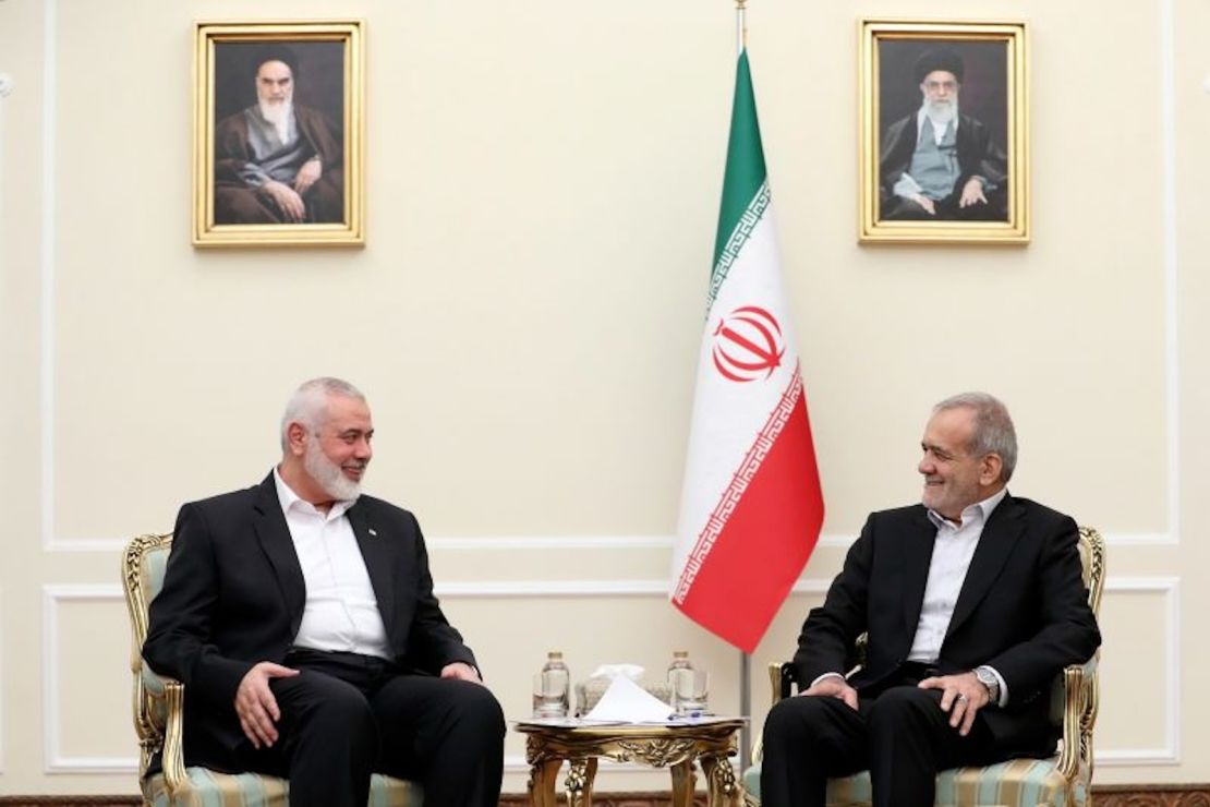 El presidente de Irán, Masoud Pezeshkian (derecha), se reúne con el líder político de Hamas Ismail Haniyeh (izquierda) en la oficina del presidente en Teherán, Irán, el 30 de julio de 2024.