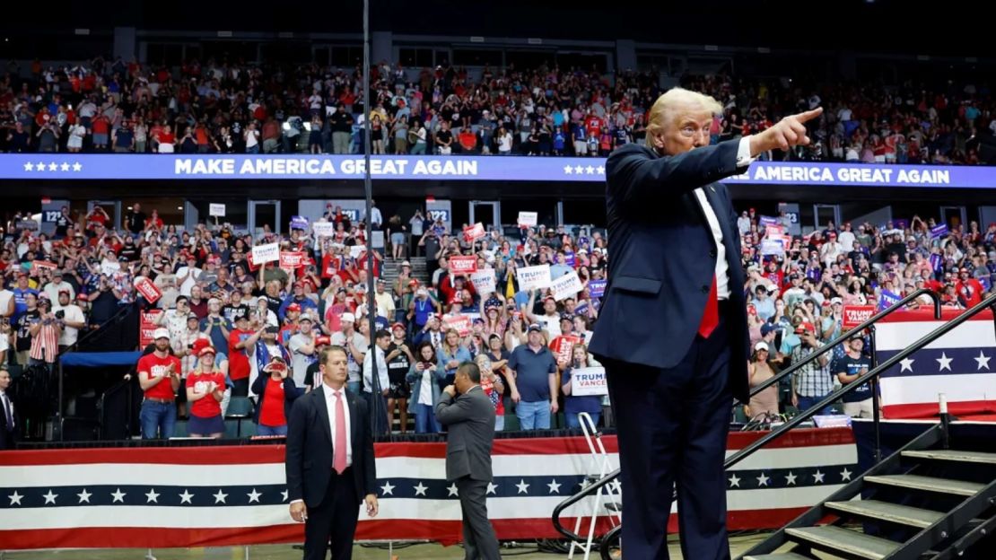 El expresidente Donald Trump se retira del escenario después de hablar en un mitin de campaña en Grand Rapids, Michigan, el 20 de julio de 2024.