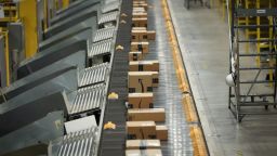 Esta imagen muestra paquetes en una cinta transportadora durante el Cyber Monday en el centro de cumplimiento de Amazon en Robbinsville, Nueva Jersey, Estados Unidos, el 27 de noviembre de 2023.