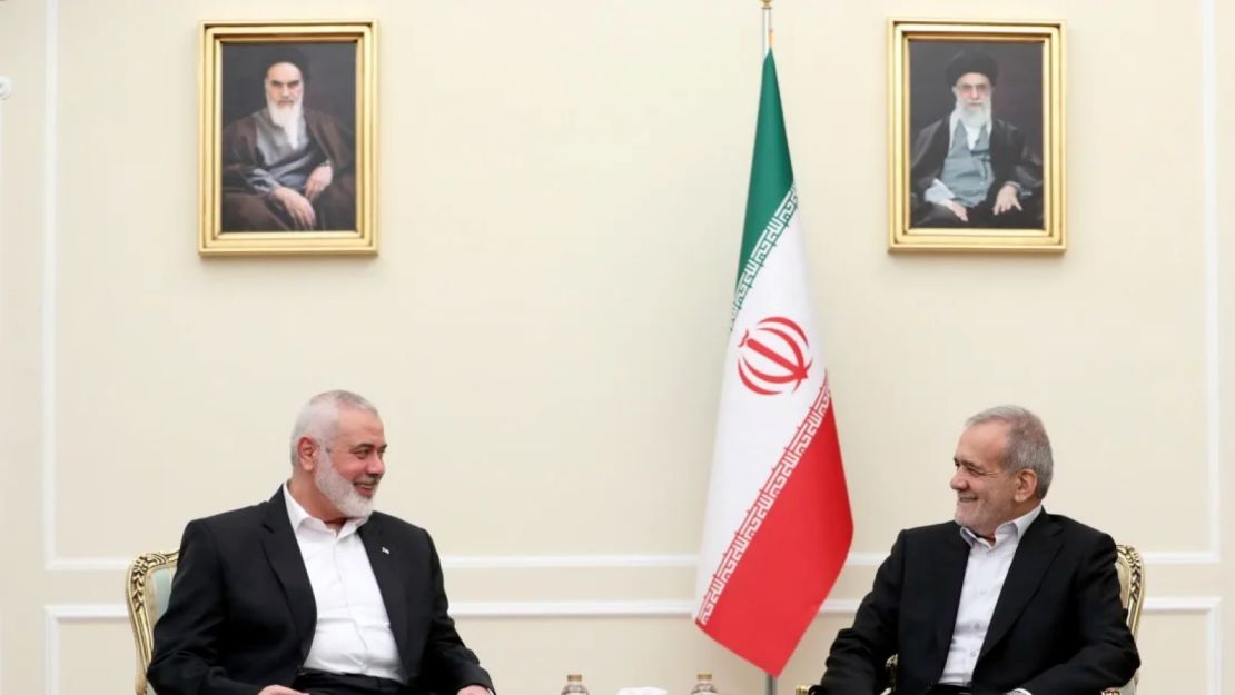 El presidente de Irán, Masoud Pezeshkian (derecha), se reúne con el líder de Hamas Ismail Haniyeh (izquierda) en la oficina del presidente en Teherán, Irán, el 30 de julio de 2024.