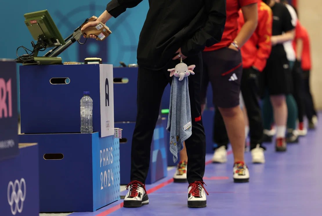 La toalla de Kim vista pegada a un elefante de juguete durante la competencia del domingo. (Foto: Charles McQuillan/Getty Images).