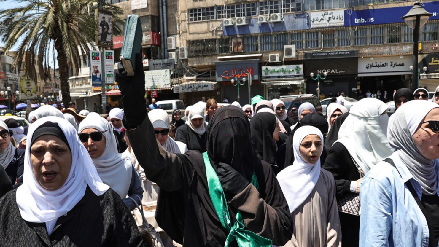 Palestinos asisten a una protesta en Nablus, en la Ribera Occidental ocupada por Israel, tras la muerte del jefe político de Hamas el 31 de julio de 2024.