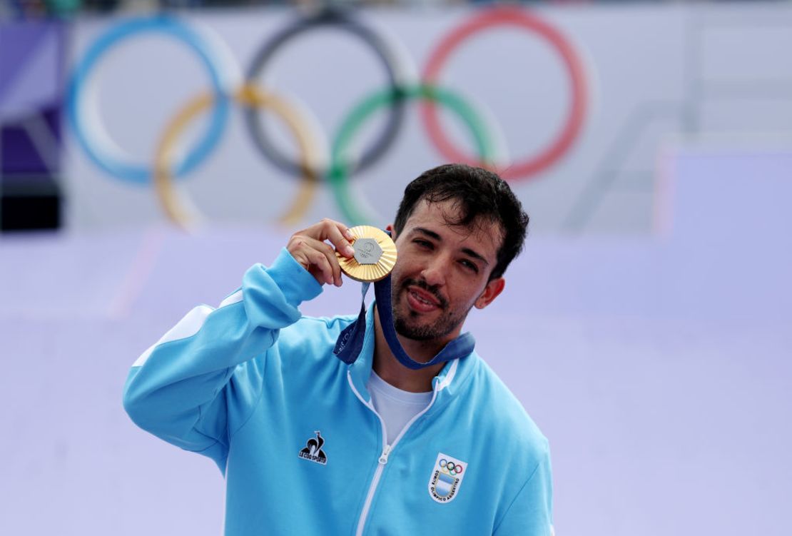 PARÍS, FRANCIA - 31 DE JULIO: El medallista de oro José Torres Gil, de Argentina, celebra en el podio durante la final masculina de BMX Freestyle Park en el quinto día de los Juegos Olímpicos de París 2024, en la Place de la Concorde el 31 de julio de 2024 en París, Francia.