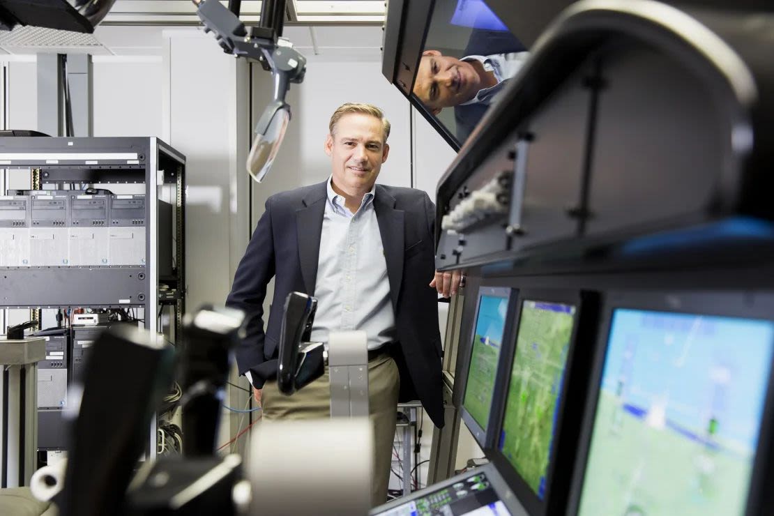 Kelly Ortberg, entonces CEO de Rockwell Collins, en las instalaciones de producción de la empresa en Manchester, Iowa, en 2016. Boeing designó a Ortberg como su nuevo CEO, que asumirá el cargo el mes que viene. Daniel Acker/Bloomberg/Getty Images