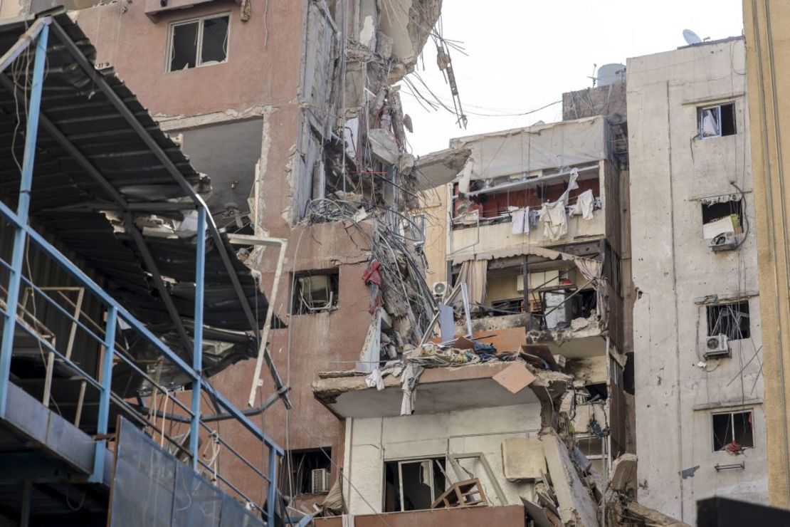 Secuelas de un ataque militar israelí contra un edificio en el suburbio sur de Beirut el martes. Crédito: Anwar Amro/AFP/Getty Images