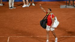 El español Rafael Nadal se despide después de que Carlos Alcaraz y él perdieran contra Austin Krajicek y Rajeev Ram en su partido de dobles masculino de cuartos de final en la cancha Philippe-Chatrier del estadio Roland-Garros, durante los Juegos Olímpicos de París 2024, en París, el 31 de julio de 2024.