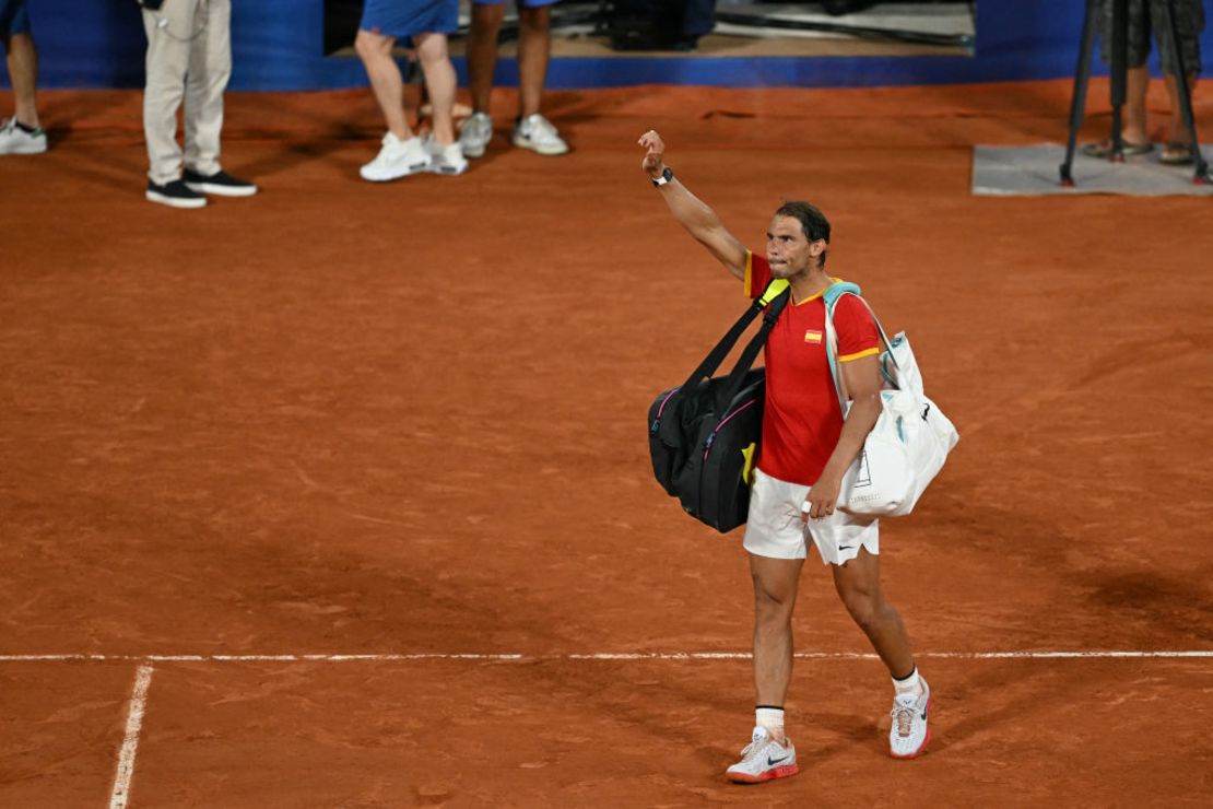 El español Rafael Nadal se despide después de que Carlos Alcaraz y él perdieran contra Austin Krajicek y Rajeev Ram en su partido de dobles masculino de cuartos de final en la cancha Philippe-Chatrier del estadio Roland-Garros, durante los Juegos Olímpicos de París 2024, en París, el 31 de julio de 2024.