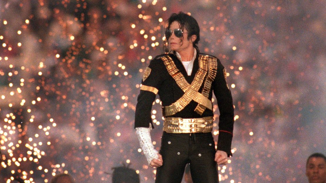 Michael Jackson durante el espectáculo de medio tiempo en el Super Bowl XXVII en el Rose Bowl el 31 de enero de 1993 en Pasadena, California. Crédito: George Rose/Getty Images