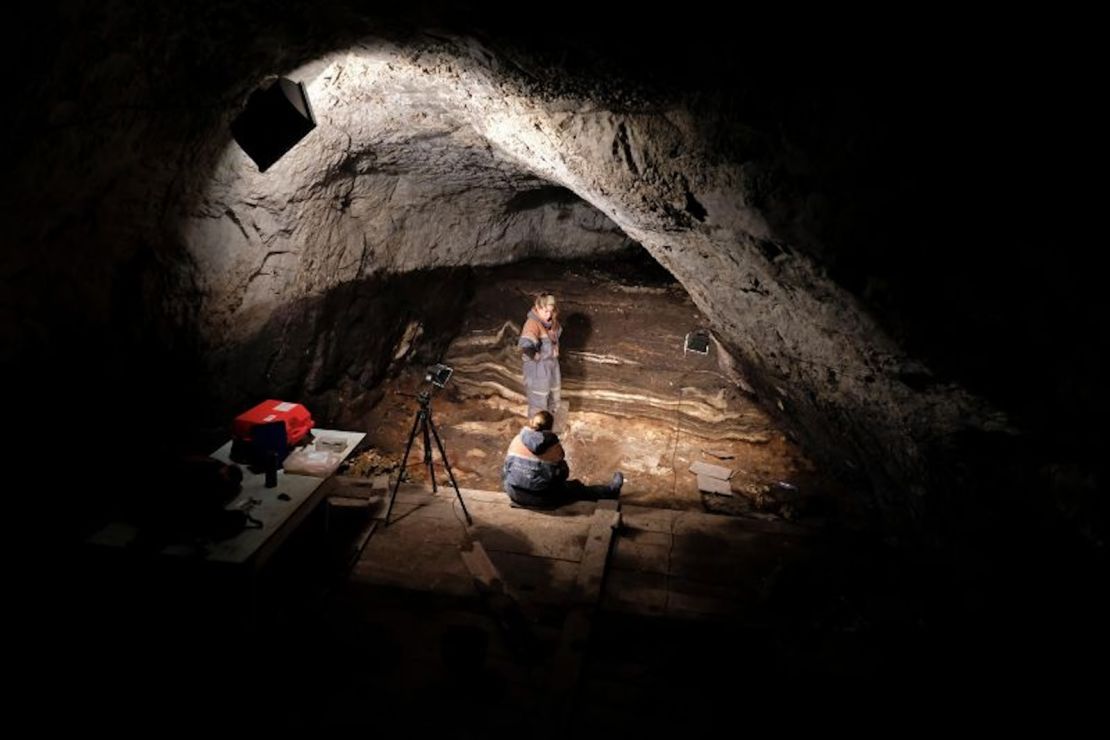 Arqueólogos rusos excavan en el interior de la cueva Denisova, situada en las montañas de Altai, donde vivieron neandertales, los primeros humanos modernos y los denisovanos.