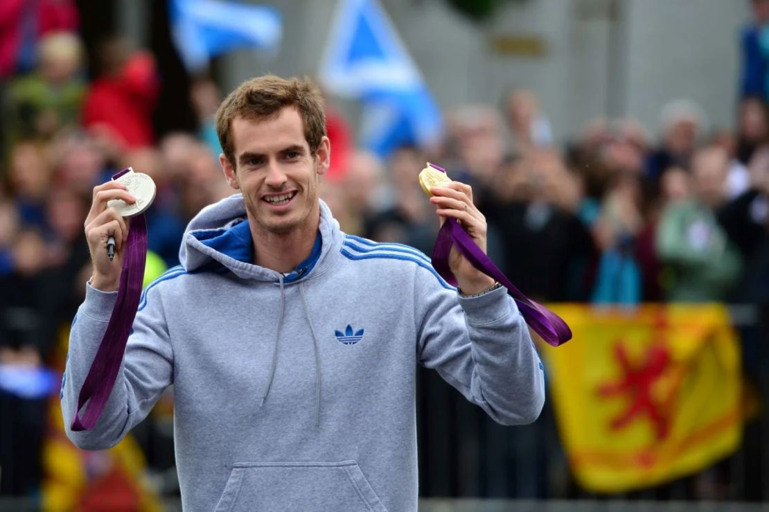 Murray celebrando la obtención de dos medallas en los Juegos de Londres en 2012.