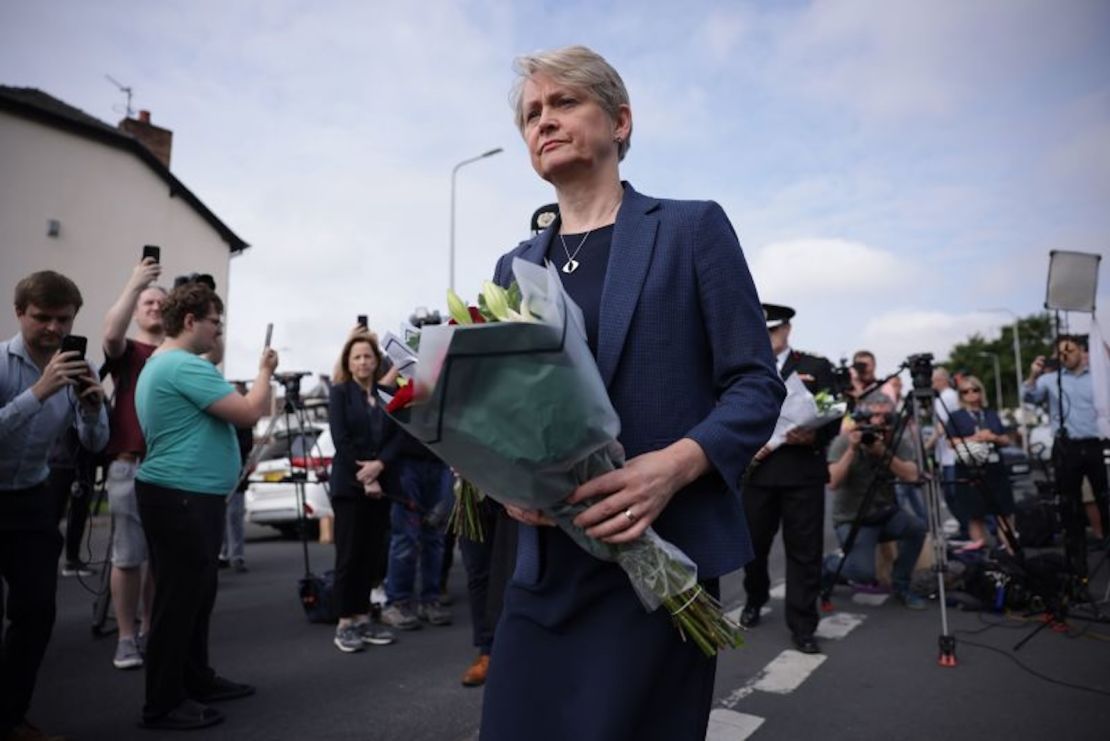 La ministra del Interior, Yvette Cooper, visita Southport este martes 30 de julio de 2024.