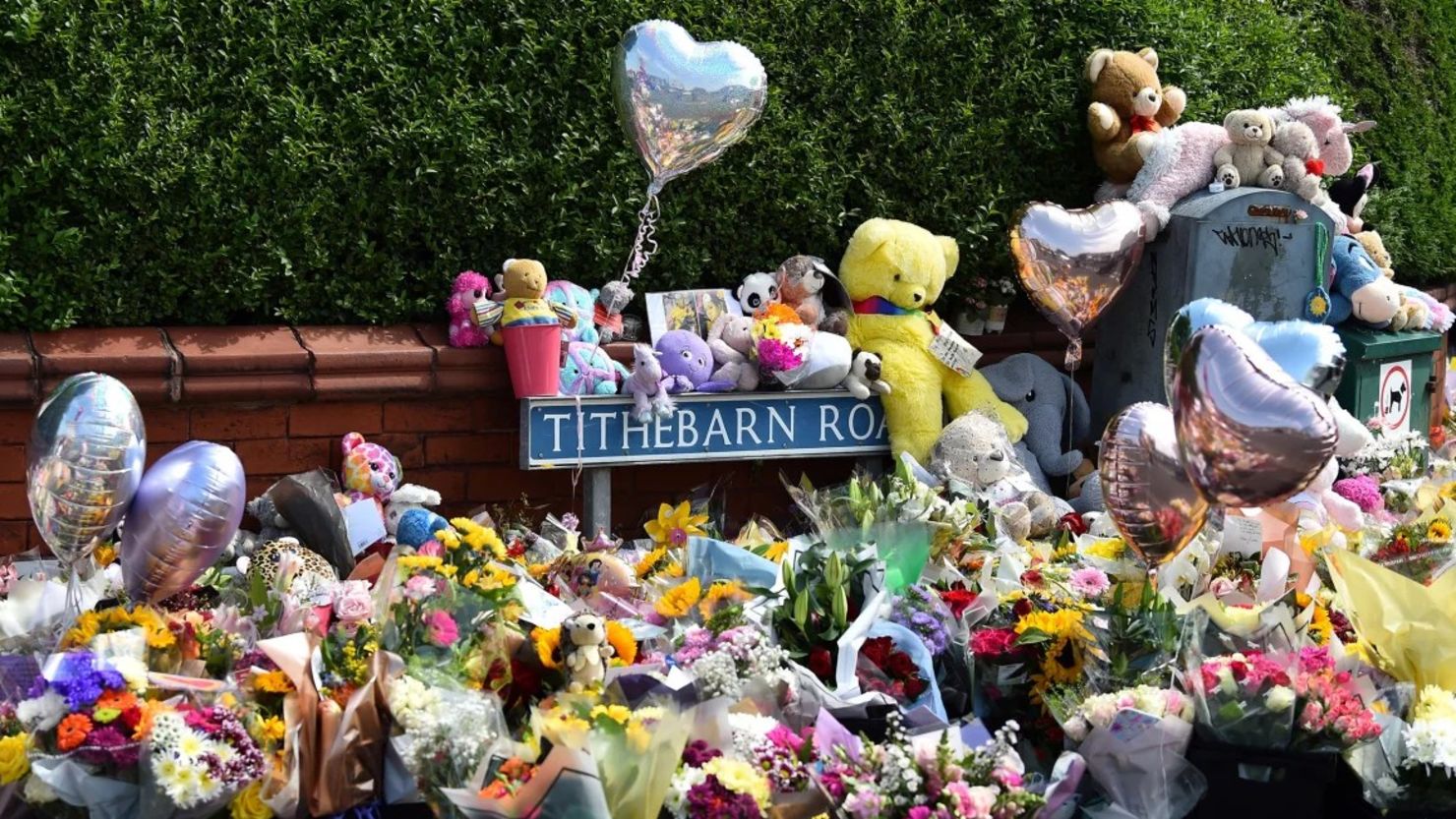 Se dejan tributos florales para las víctimas de un ataque mortal con cuchillo en Southport, noroeste de Inglaterra, el 31 de julio de 2024.