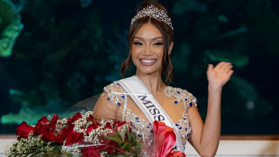 Miss Hawái 2023, Savannah Gankiewicz, en su coronación de Miss USA en Honolulu. Ella asumió el cargo después de que Voigt renunciara.