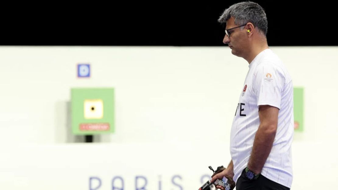 El turco Yusuf Dikeç compite por la medalla de oro por equipos mixtos de pistola de aire comprimido a 10 metros, en el Centro de Tiro de Chateauroux, el 30 de julio.