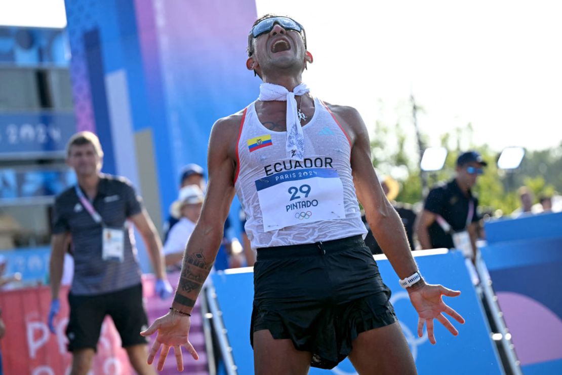 El ecuatoriano Brian Daniel Pintado celebra tras ganar la carrera de marcha masculina de 20 km de los Juegos Olímpicos de París 2024.