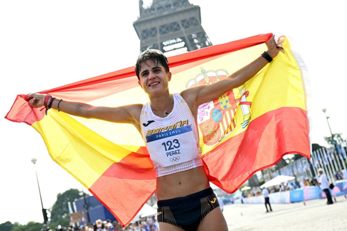 La medallista de plata española María Pérez celebra después de la carrera de marcha femenina de 20 km en los Juegos Olímpicos de París 2024, en Trocadero, París, el 1 de agosto de 2024.