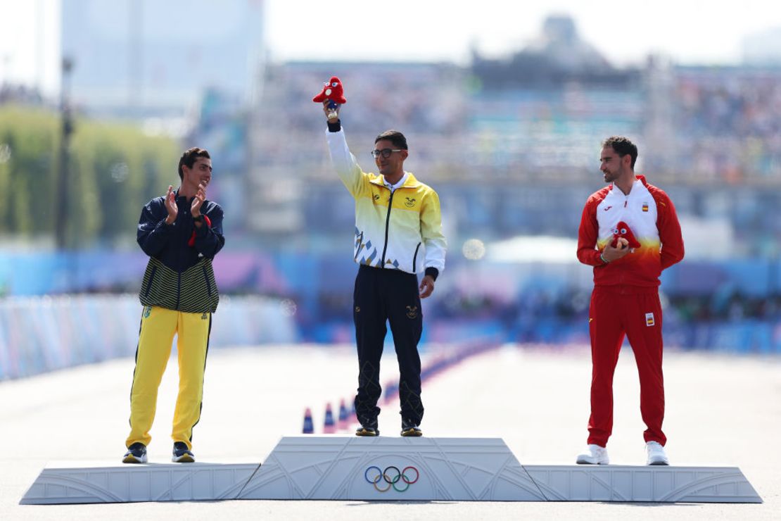 El medallista de oro Brian Daniel Pintado, de Ecuador (al centro); el medallista de plata Caio Bonfim, de Brasil (a la izquierda); y el medallista de bronce Álvaro Martín, de España (a la derecha), posan en el podio tras la prueba masculina de 20 km marcha, en el sexto día de los Juegos Olímpicos de París 2024, en Trocadero, el 1 de agosto de 2024, en París, Francia.