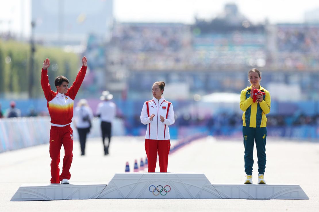 La medallista de oro Jiayu Yang, de China (al centro); la medallista de plata María Pérez, de España (a la izquierda); y la medallista de bronce Jemima Montag, de Australia (a la derecha), posan en el podio tras la carrera femenina de marcha de 20 km, el sexto día de los Juegos Olímpicos de París 2024, en Trocadero, el 1 de agosto de 2024, en París, Francia.