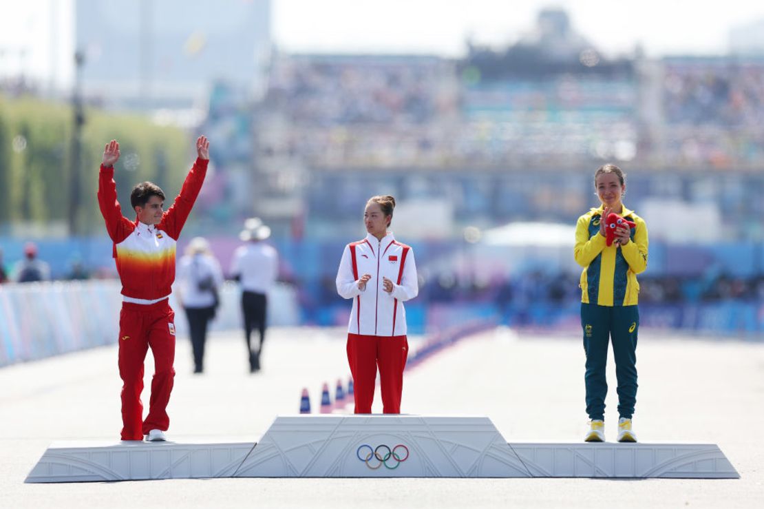 La medallista de oro Jiayu Yang, de China (al centro); la medallista de plata María Pérez, de España (a la izquierda); y la medallista de bronce Jemima Montag, de Australia (a la derecha), posan en el podio tras la carrera femenina de marcha de 20 km, el sexto día de los Juegos Olímpicos de París 2024, en Trocadero, el 1 de agosto de 2024, en París, Francia.