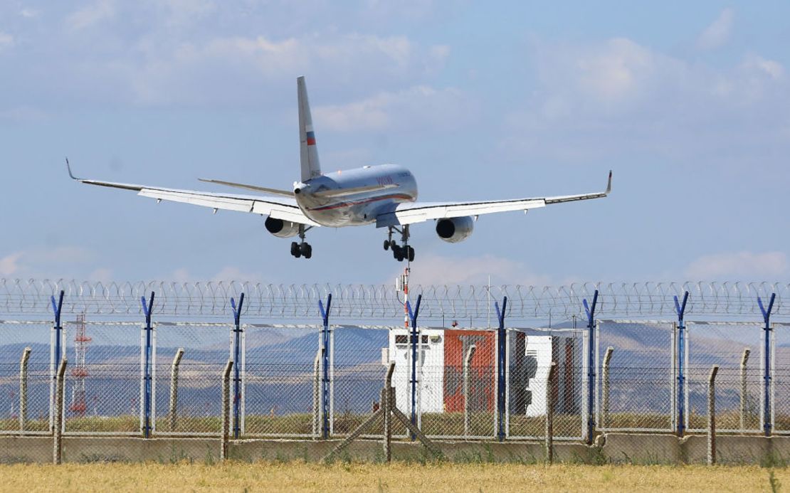 Un avión ruso Tupolev Tu-204-300 se prepara para aterrizar en el aeropuerto de Ankara Esenboga, en Ankara, el 1 de agosto de 2024, mientras las autoridades turcas anuncian que se han intercambiado prisioneros entre Rusia y Occidente.