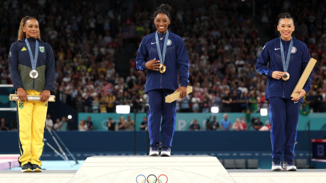 La brasileña Rebeca Andrade, ganadora de la medalla de plata; la estadounidense Simone Biles, medalla de oro; y la estadounidense Sunisa Lee, que se llevó el bronce, posan durante la ceremonia del podio tras la final completa de gimnasia artística femenina durante los Juegos Olímpicos de París 2024 en el Bercy Arena de París, el 1 de agosto de 2024.