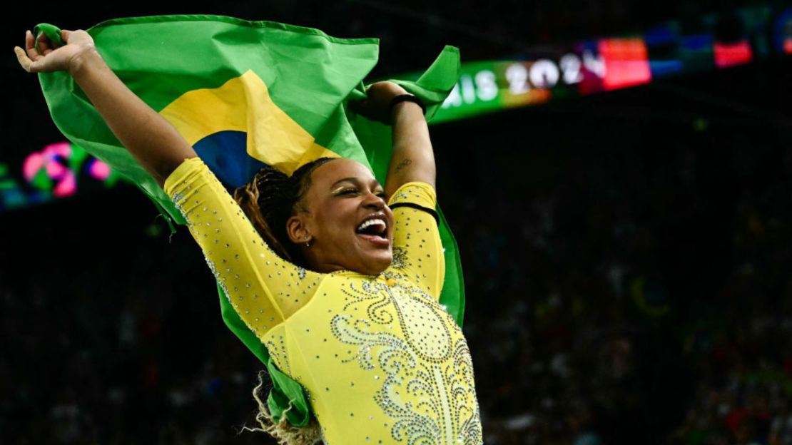 La brasileña Rebeca Andrade, medalla de plata, celebra tras la final femenina del concurso completo de gimnasia artística durante los Juegos Olímpicos de París 2024 en el Bercy Arena de París, el 1 de agosto de 2024.