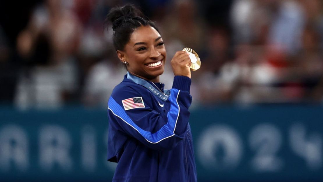 La medallista de oro Simone Biles, de Estados Unidos, posa con su medalla tras competir en la final femenina completa de gimnasia artística, en el sexto día de los Juegos Olímpicos de París 2024, en el Bercy Arena, el 1 de agosto de 2024, en París, Francia.