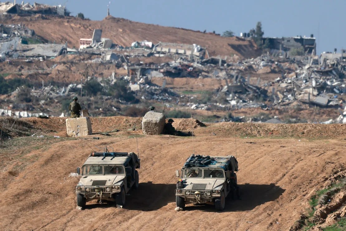 Vehículos militares israelíes en el sur de Israel, cerca de la frontera con Gaza, el 25 de diciembre de 2023. Menahem Kahana/AFP/Getty Images/Archivo