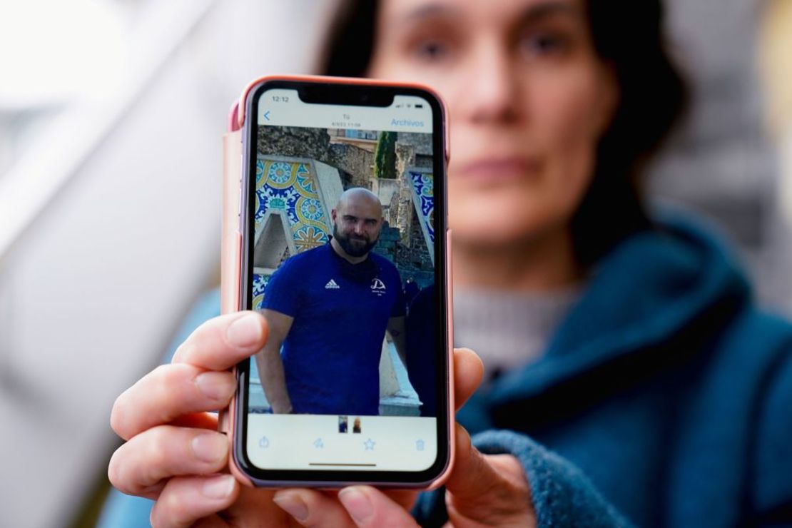 Fotografía de Pavel Rubtsov, conocido como Pablo González, junto a su esposa Oihana Goiriena en Nabarniz, España. Crédito: Vincent West/Reuters