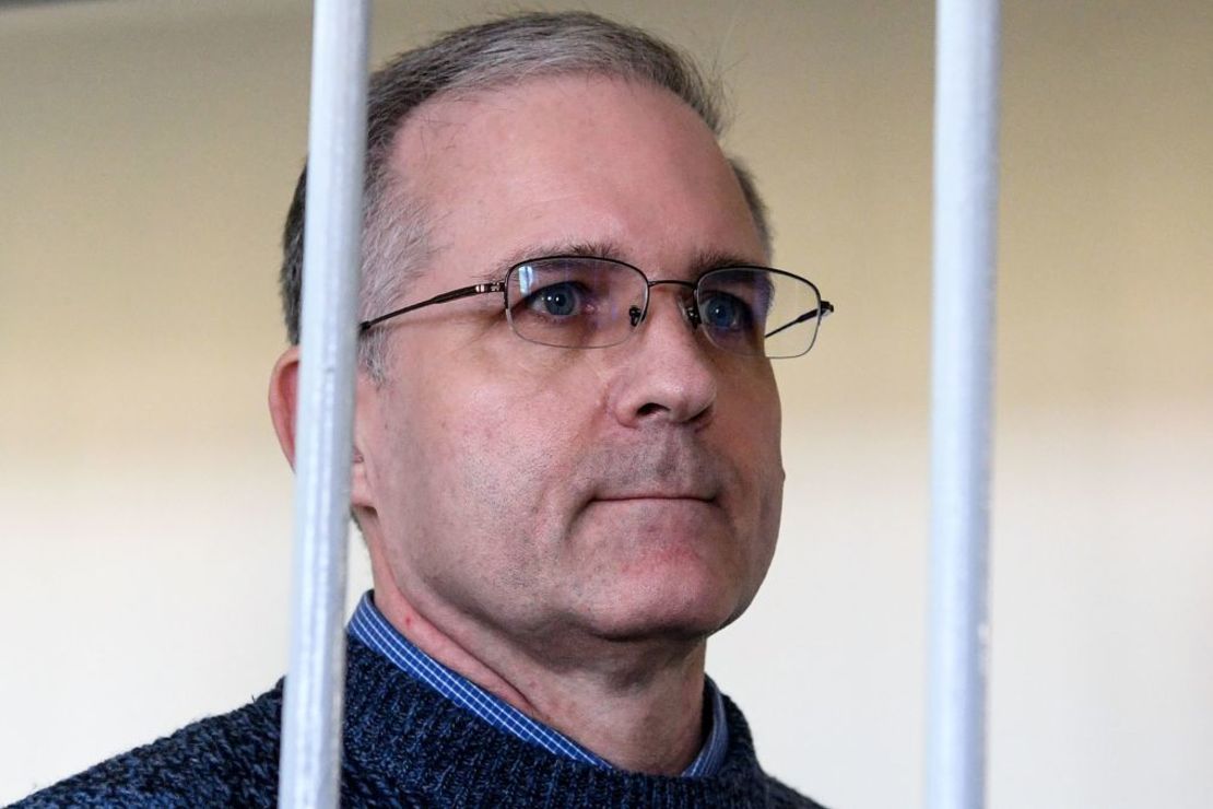 Paul Whelan, un ex infante de Marina estadounidense acusado de espionaje y detenido en Rusia permanece de pie dentro de una jaula de acusados durante una audiencia en un tribunal de Moscú el 23 de agosto de 2019. Crédito: Kirill Kudryavtsev/AFP/Getty Images