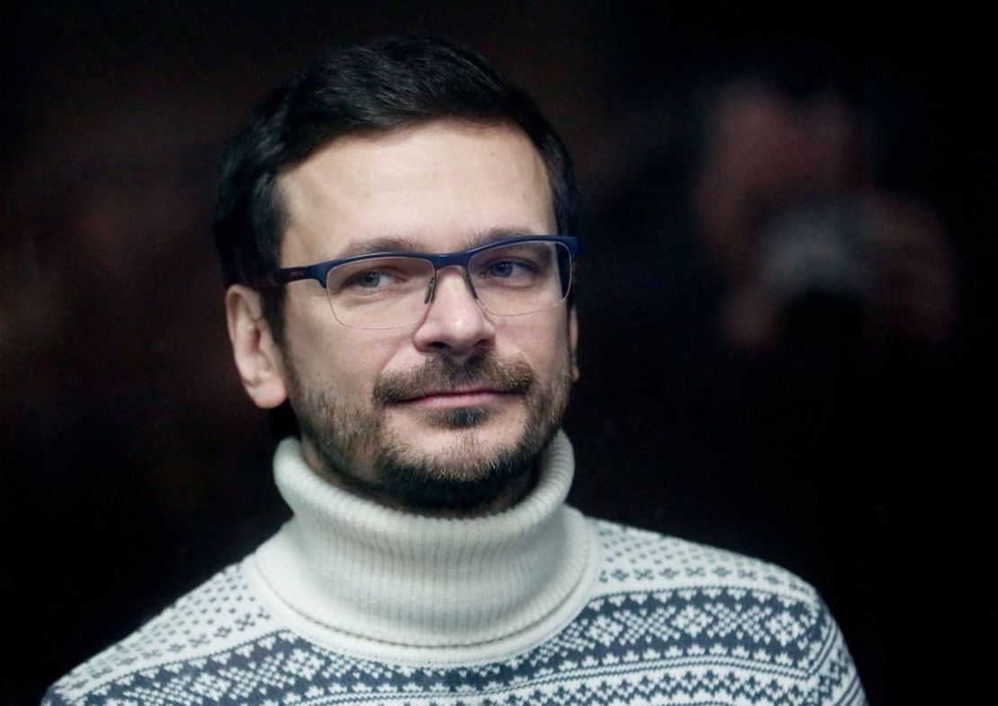 El líder de la oposición rusa, Ilya Yashin, de pie dentro de un palco de acusados durante el anuncio del veredicto en el tribunal del distrito de Meshansky, en Moscú, el 9 de diciembre de 2022. Crédito: Yuri Kochetkov/Pool/AFP/Getty Images