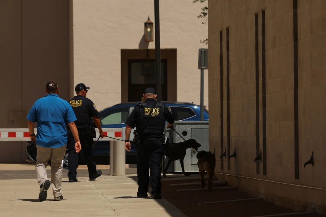 Agentes de policía con perros K-9 caminan afuera del tribunal federal donde el presunto capo de la droga mexicano Ismael "El Mayo" Zambada debía comparecer ante el tribunal el 1 de agosto de 2024. Jose Luis Gonzalez/Reuters