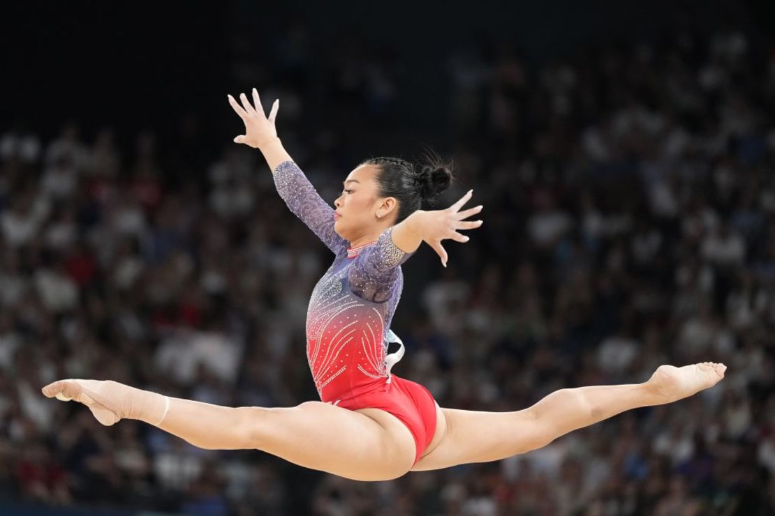 Suni Lee ganó la medalla de bronce después de haber ganado la de oro en el concurso completo de Tokio hace tres años. Crédito: Charlie Riedel/AP