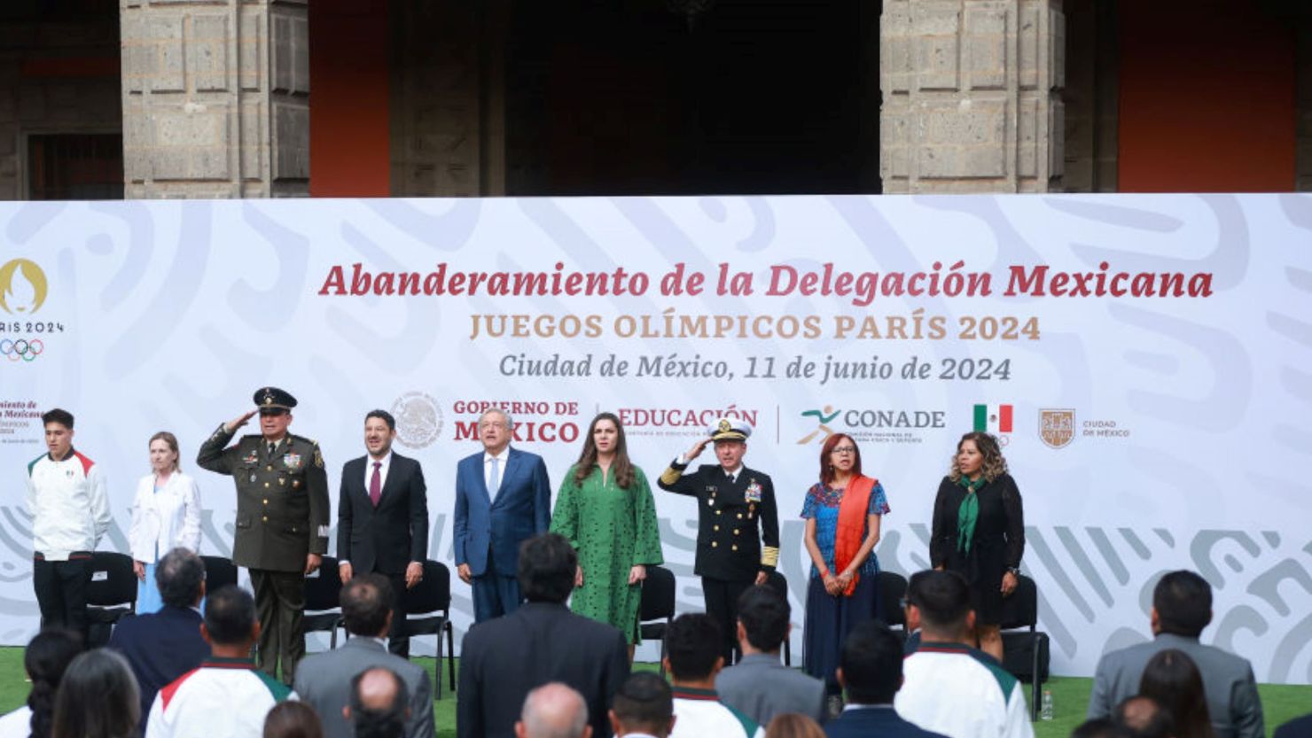 Andrés Manuel López Obrador, Ana Gabriela Guevara y José Rafael Ojeda Durán, Leticia Ramírez Amaya y Mary José Alcalá durante la despedida de la delegación olímpica en el Palacio Nacional el 11 de junio de 2024 en Ciudad de México, México.