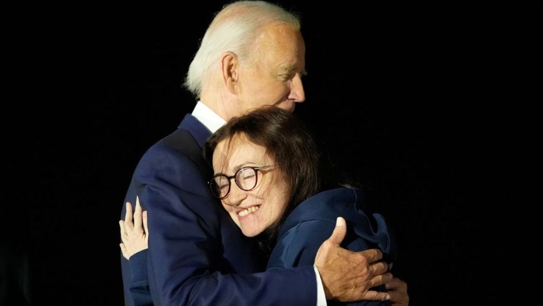 El Presidente Joe Biden abraza a Alsu Kurmasheva en la Base Conjunta Andrews tras su liberación el 1 de agosto de 2024.