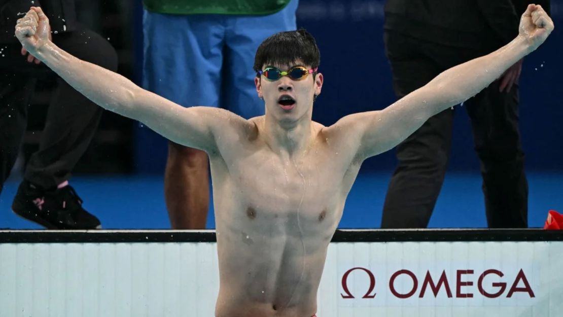 El chino Pan Zhanle gana el oro y bate un récord mundial en la final de los 100 metros libres masculinos de natación durante los Juegos Olímpicos de París 2024 el 31 de julio.