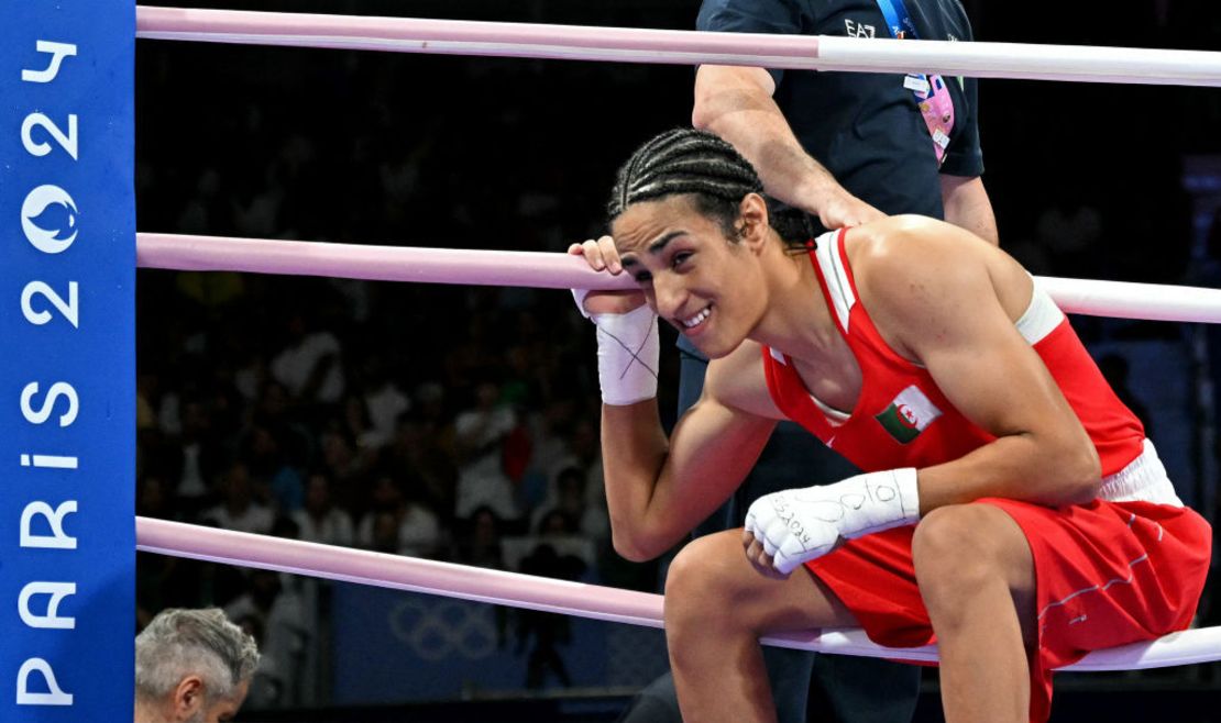 La argelina Imane Khelif sale tras su combate de boxeo en los octavos de final de la preliminar femenina de 66 kg contra la italiana Angela Carini durante los Juegos Olímpicos de París 2024 en el North Paris Arena, en Villepinte, el 1 de agosto de 2024.